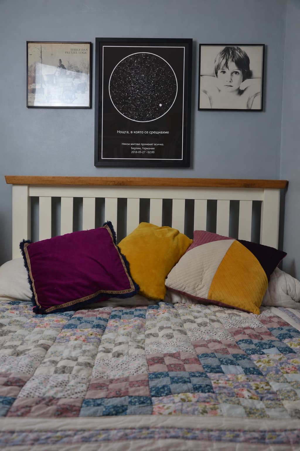 Звездна карта в рамка виси над легло между две картини